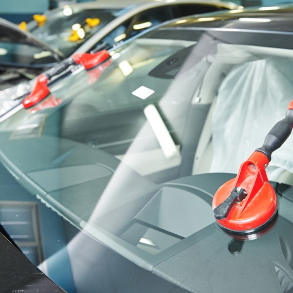 Auto glass service to call when windshield is shattered 